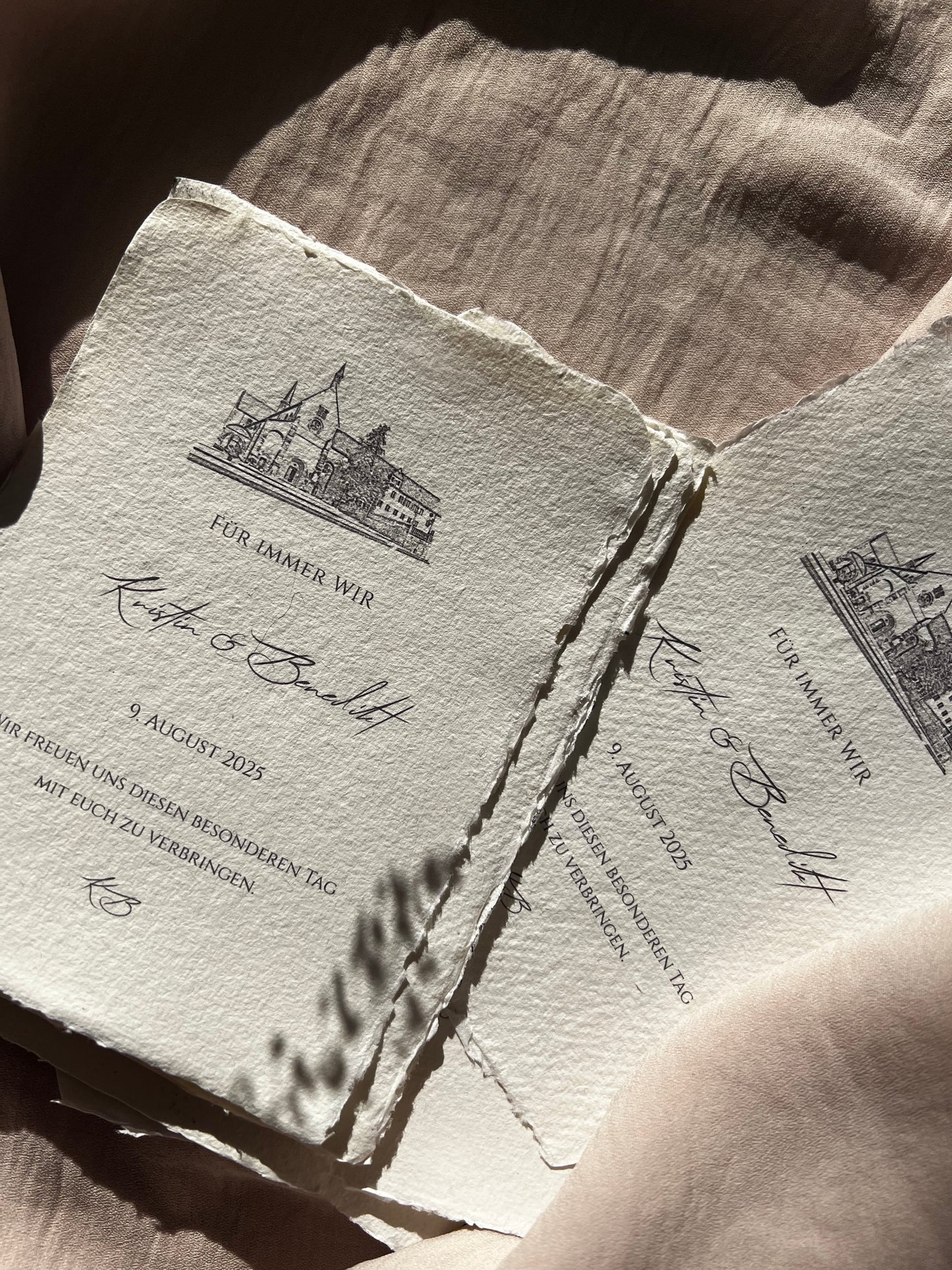 Hochzeitseinladung mit individueller Location-Zeichnung auf Büttenpapier
Handgezeichnete Skizze Hochzeitslocation – Einladung auf Baumwollpapier
Ort der Ewigkeit – romantische Einladung mit feiner Illustration
