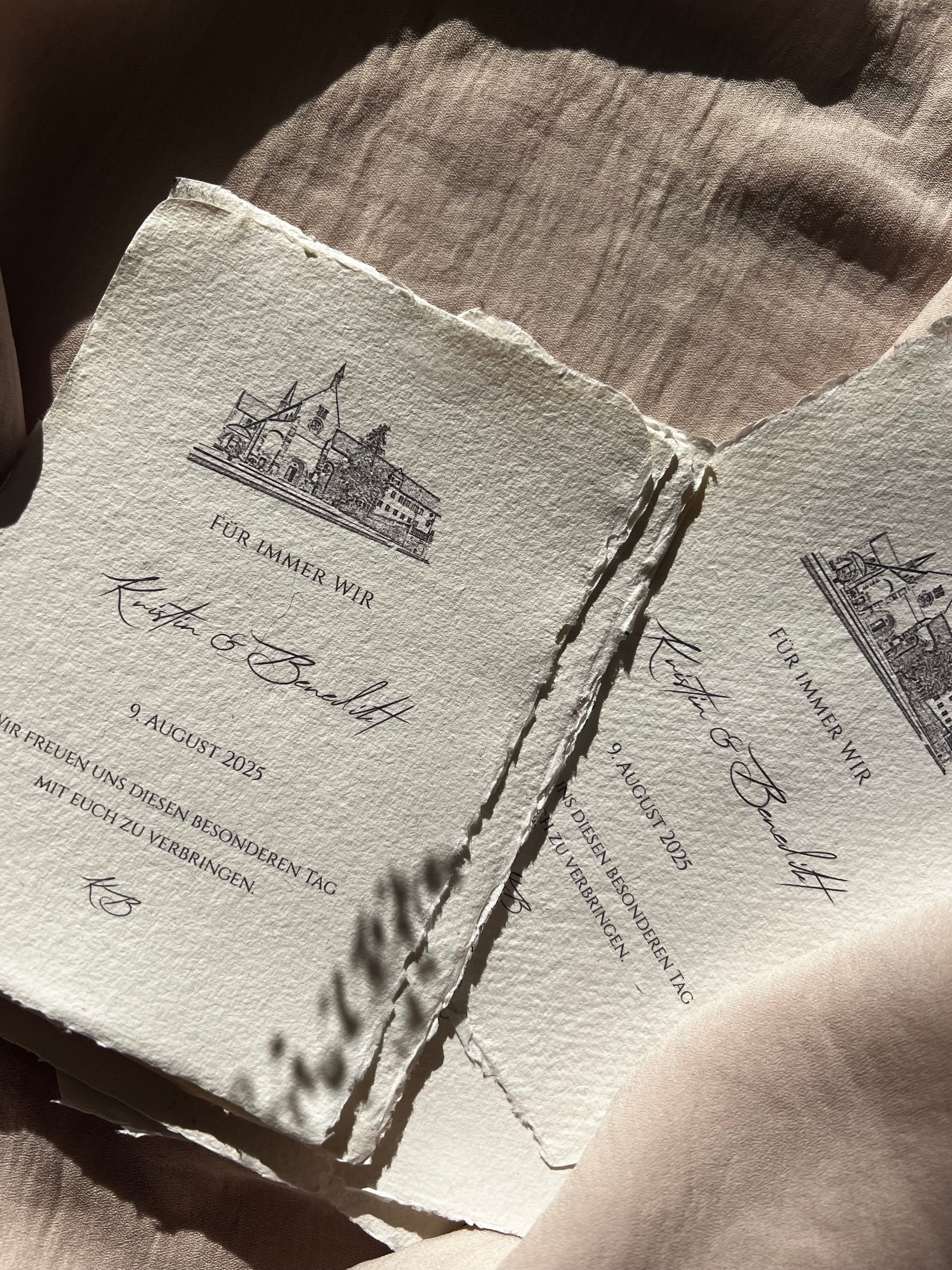 Hochzeitseinladung mit individueller Location-Zeichnung auf Büttenpapier
Handgezeichnete Skizze Hochzeitslocation – Einladung auf Baumwollpapier
Ort der Ewigkeit – romantische Einladung mit feiner Illustration