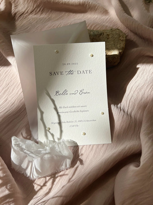Save the Date karte zur Hochzeit mit weißen Perlen und Seidenband