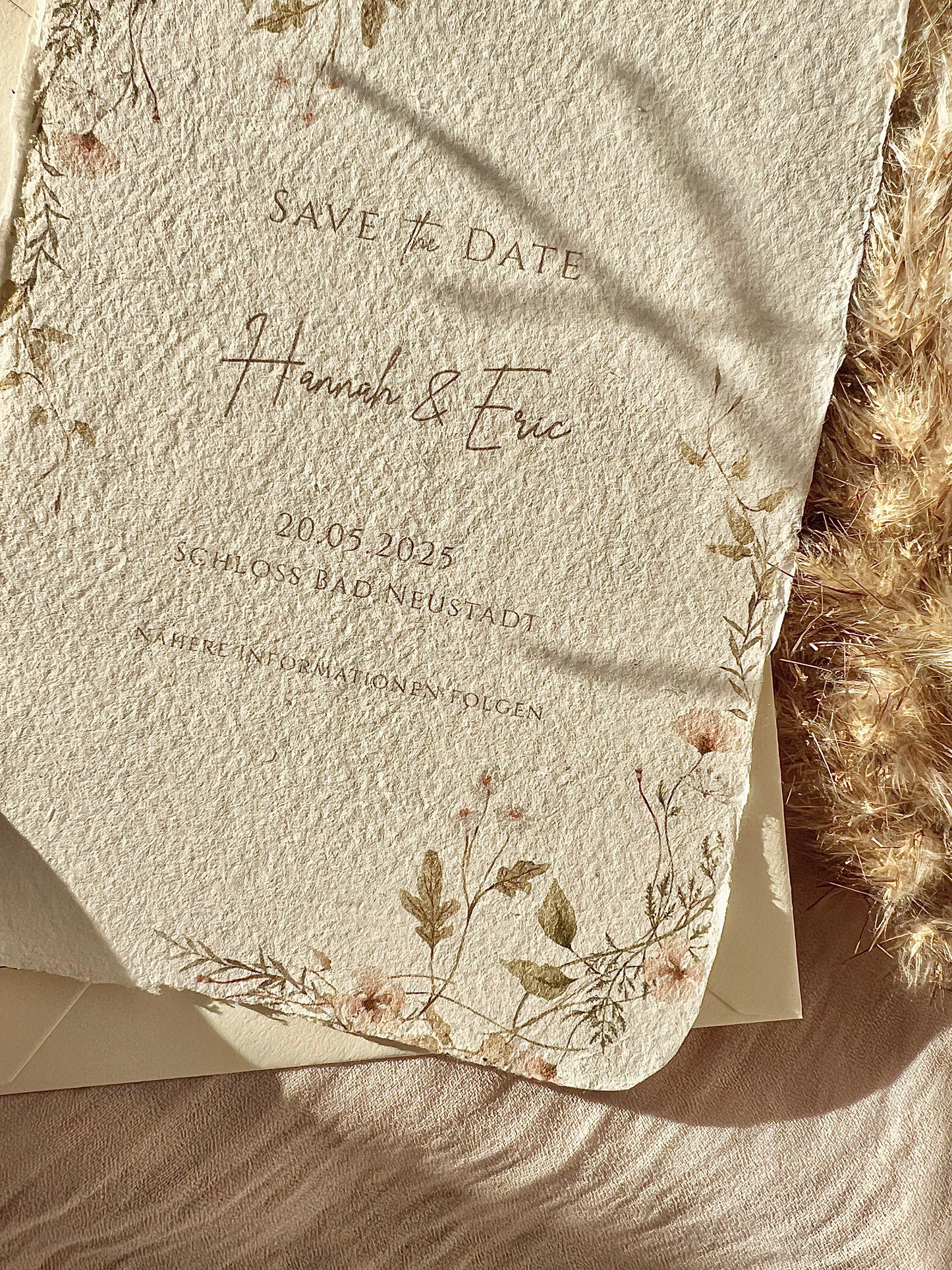 Florale Hochzeitseinladung aus Büttenpapier mit Aquarellblumen
Einladungskarte Hochzeit – Blumendesign, Pastelltöne