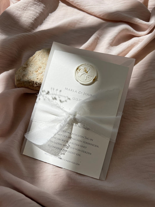 Hochzeitseinladung mit Siegelwachs und Seidenband