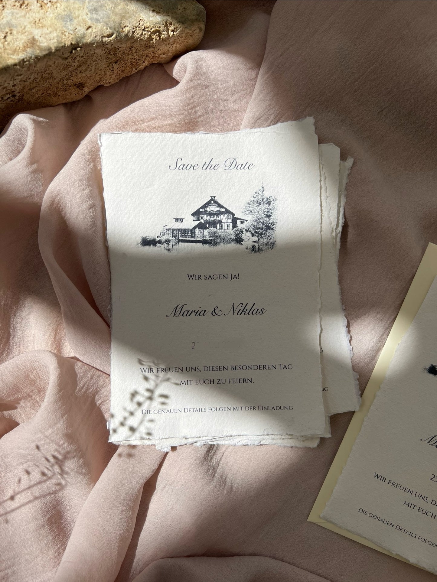 Hochzeitseinladung mit individueller Location-Zeichnung auf Büttenpapier
Handgezeichnete Skizze Hochzeitslocation – Einladung auf Baumwollpapier
Ort der Ewigkeit – romantische Einladung mit feiner Illustration