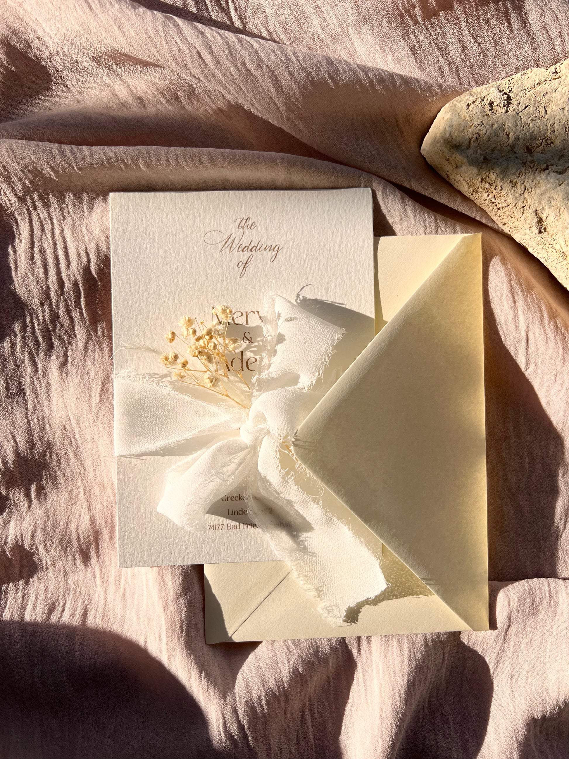 Romantische Vintage Hochzeitseinladung mit Trockenblume, zartem Design & Seidenband