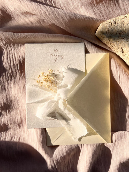Romantische Vintage Hochzeitseinladung mit Trockenblume, zartem Design & Seidenband