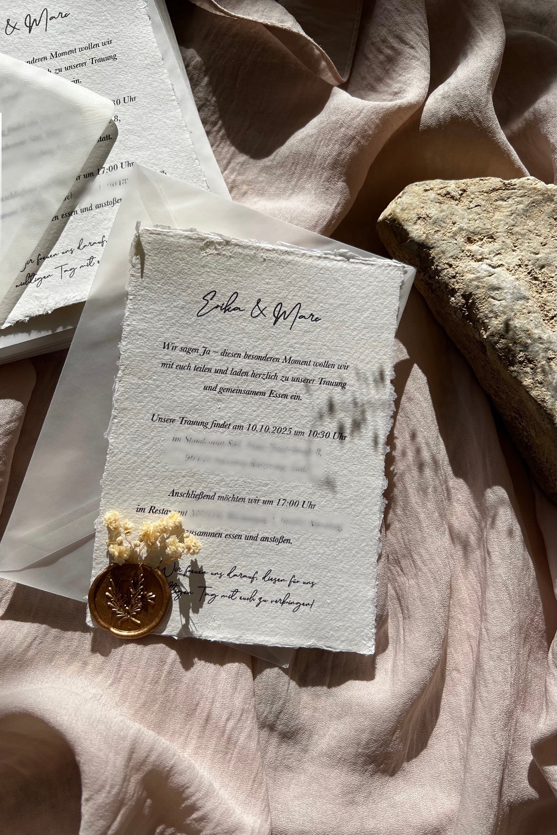 Handgeschöpftes Büttenpapier mit zerissenem Rand, goldenem Siegelwachs und getrockneten Blumen, Transparente Umschläge