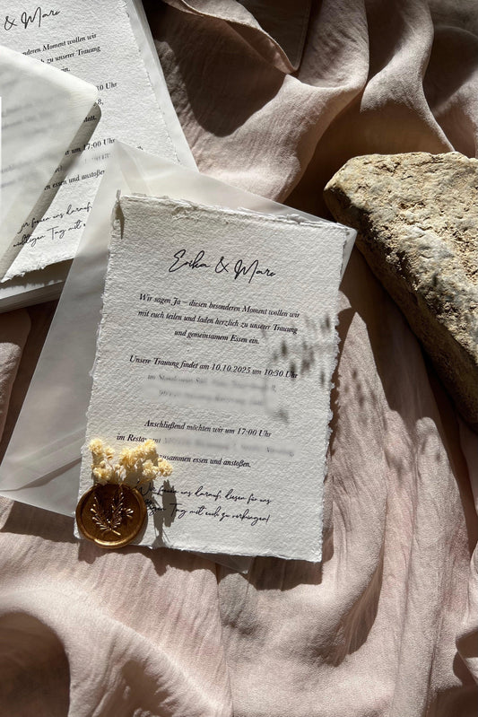 Handgeschöpftes Büttenpapier mit zerissenem Rand, goldenem Siegelwachs und getrockneten Blumen, Transparente Umschläge