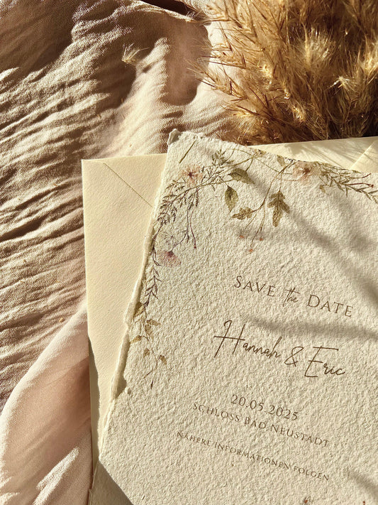 Florale Hochzeitseinladung aus Büttenpapier mit Aquarellblumen
Einladungskarte Hochzeit – Blumendesign, Pastelltöne