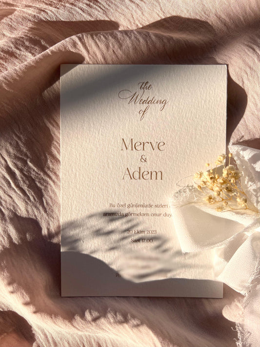 Romantische Vintage Hochzeitseinladung mit Trockenblume, zartem Design & Seidenband