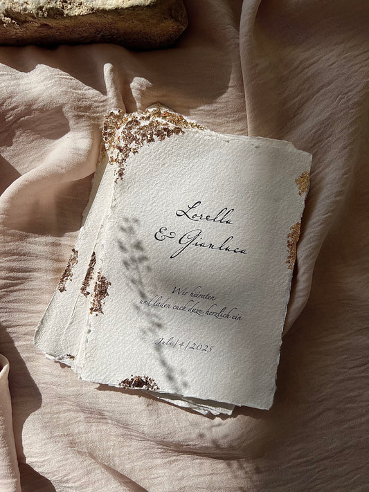 Hochzeitseinladung mit Blattgold auf handgeschöpftem Büttenpapier
Golden Cotton – elegante Einladung mit Goldveredelung