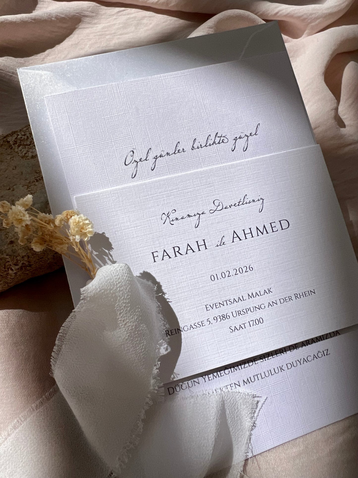 Herz an Herz - Hochzeitseinladung Weiss mit Trockenblume und Seidenband - Detailkarte inklusive