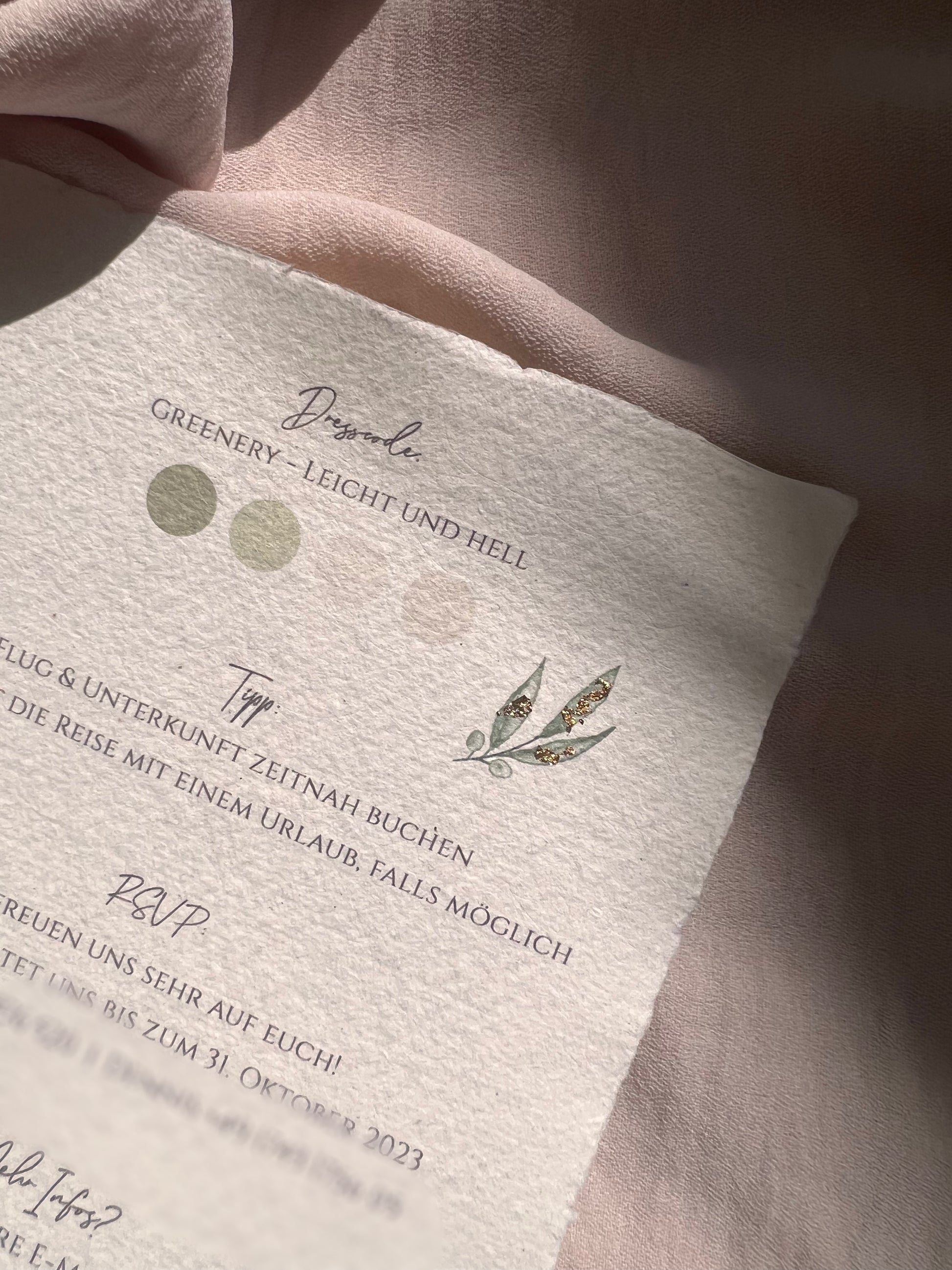 Hochzeitseinladung auf Büttenpapier mit zarter Baumwollstruktur & aquarell Blumenzweig
