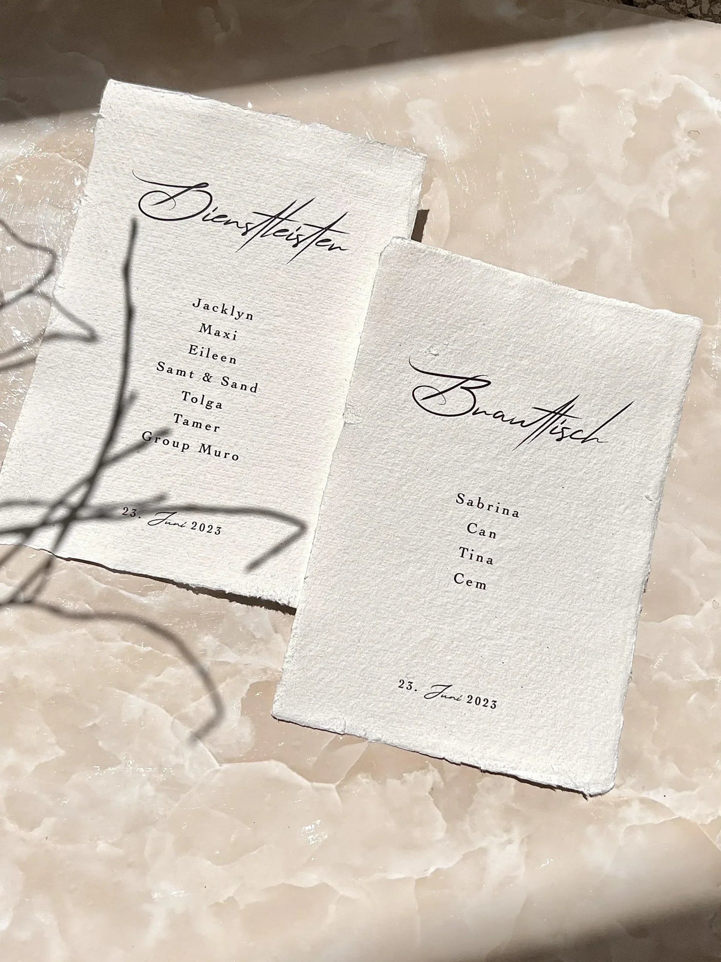 Handgemachte Hochzeitspapeterie aus Büttenpapier mit Namenslisten, edles Design, Sonnenlicht