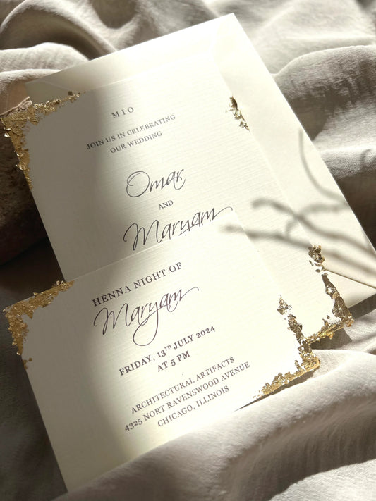 Hochzeitseinladung auf strukturiertem cremefarbenem Papier & Blattgold Imitation