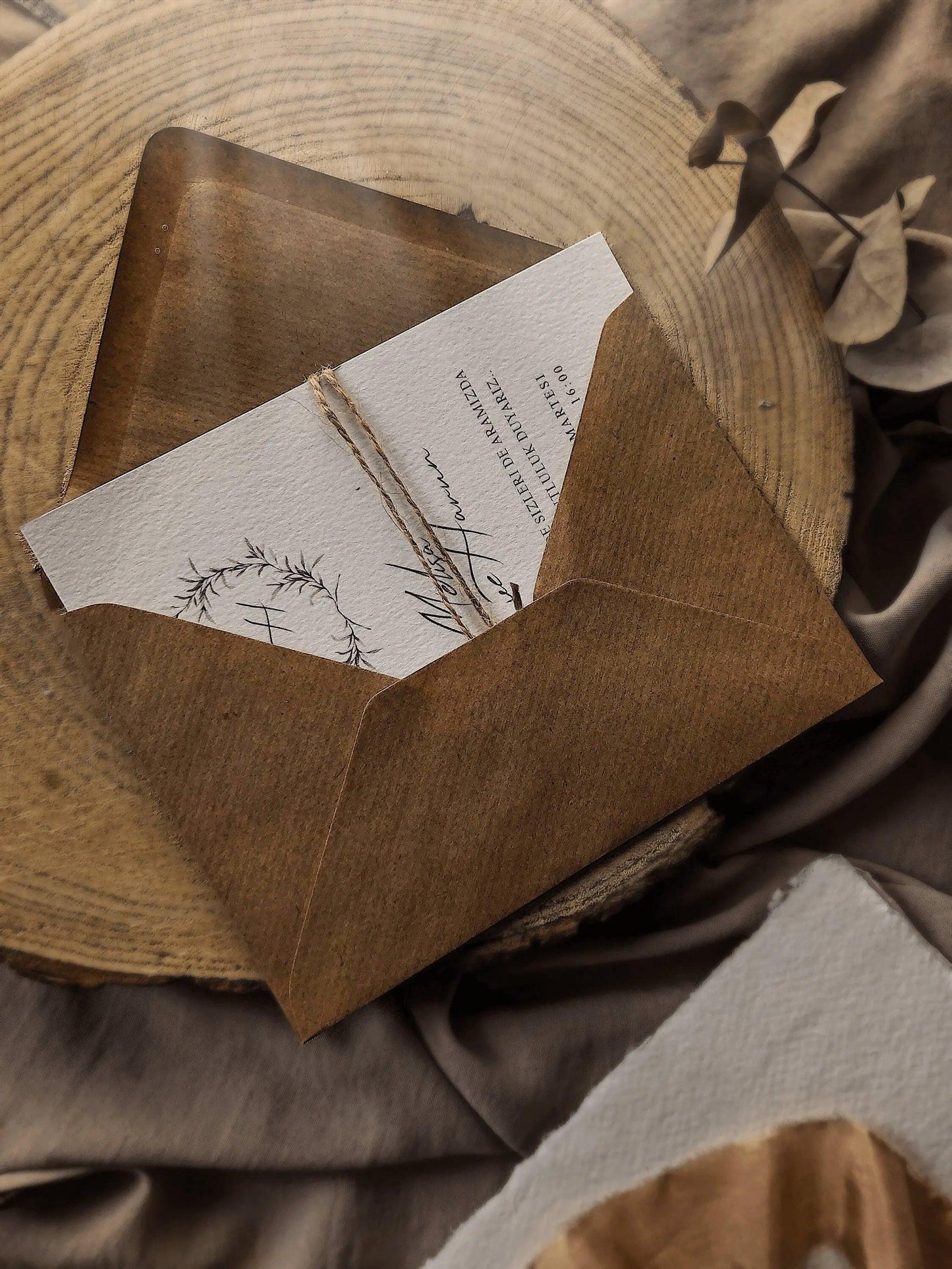Natürliche Hochzeitseinladung mit Kraftpapier-Umschlag und rustikalem Seil, Boho-Stil