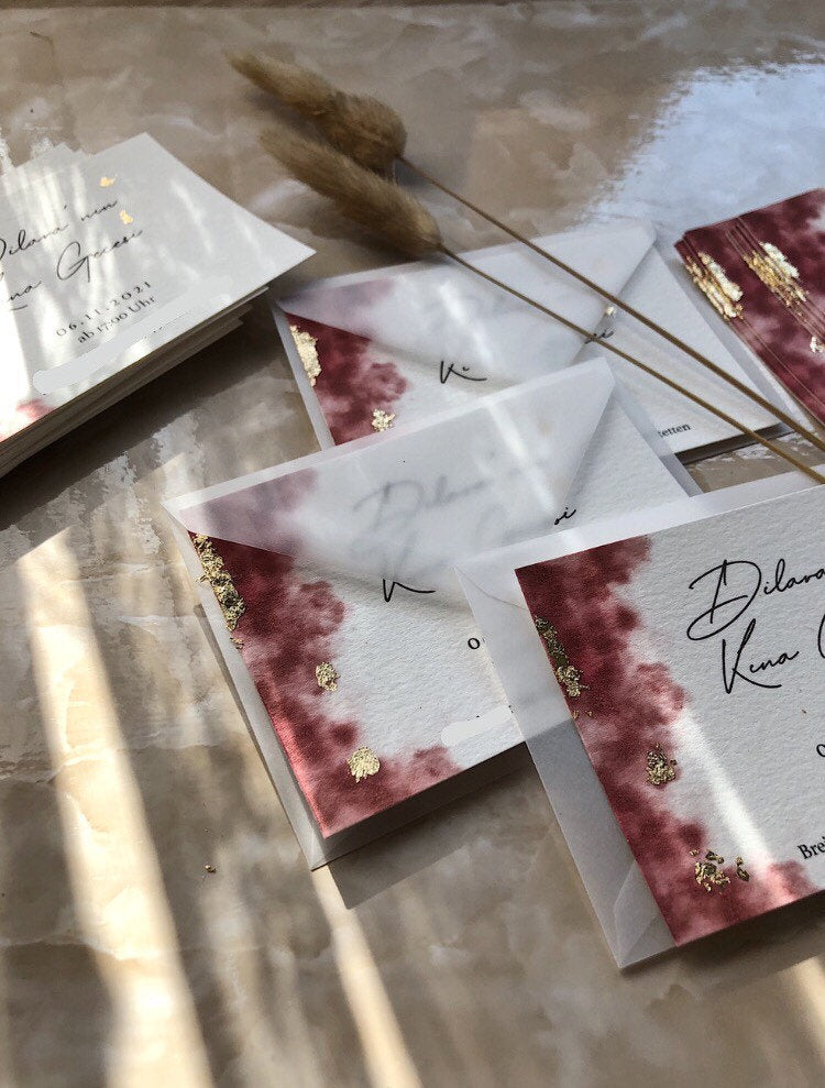 Orientalische Einladung mit rotem Smoke-Design & Blattgold-Details. Ideal für Henna-Abende & Events mit Stil.