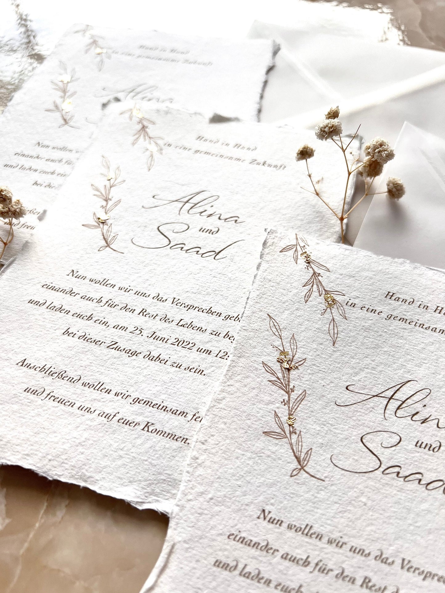 Hochzeitseinladung mit Blattgold auf handgeschöpftem Büttenpapier
Golden Cotton – elegante Einladung mit Goldveredelung