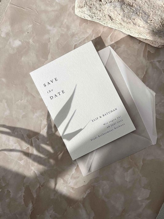 Minimalistische Save-the-Date Karte Hochzeit auf Büttenpapier mit Umschlag in neutralen Tönen
