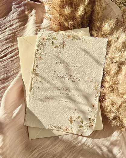 Florale Hochzeitseinladung aus Büttenpapier mit Aquarellblumen

Einladungskarte Hochzeit – Blumendesign, Pastelltöne
