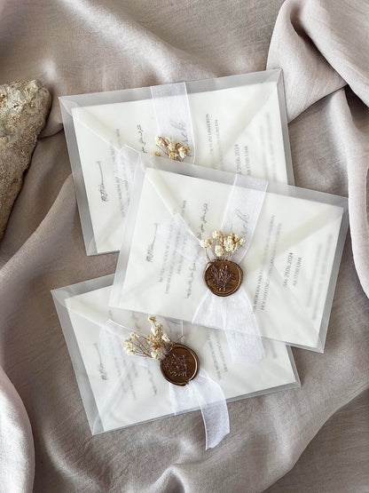 Hochzeitseinladung Weißer Blütentraum mit Trockenblume, Wachssiegel und transparenten Umschlägen