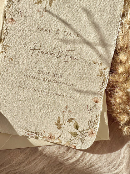 Florale Hochzeitseinladung aus Büttenpapier mit Aquarellblumen

Einladungskarte Hochzeit – Blumendesign, Pastelltöne
