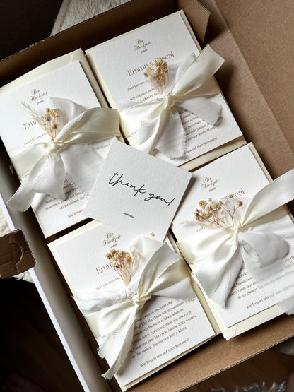 Romantische Vintage Hochzeitseinladung mit Trockenblume, zartem Design & Seidenband