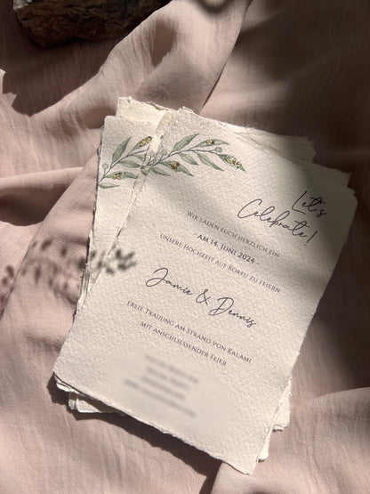 Hochzeitseinladung auf Büttenpapier mit zarter Baumwollstruktur & aquarell Blumenzweig
