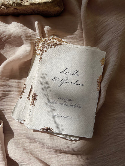 Hochzeitseinladung mit Blattgold auf handgeschöpftem Büttenpapier

Golden Cotton – elegante Einladung mit Goldveredelung