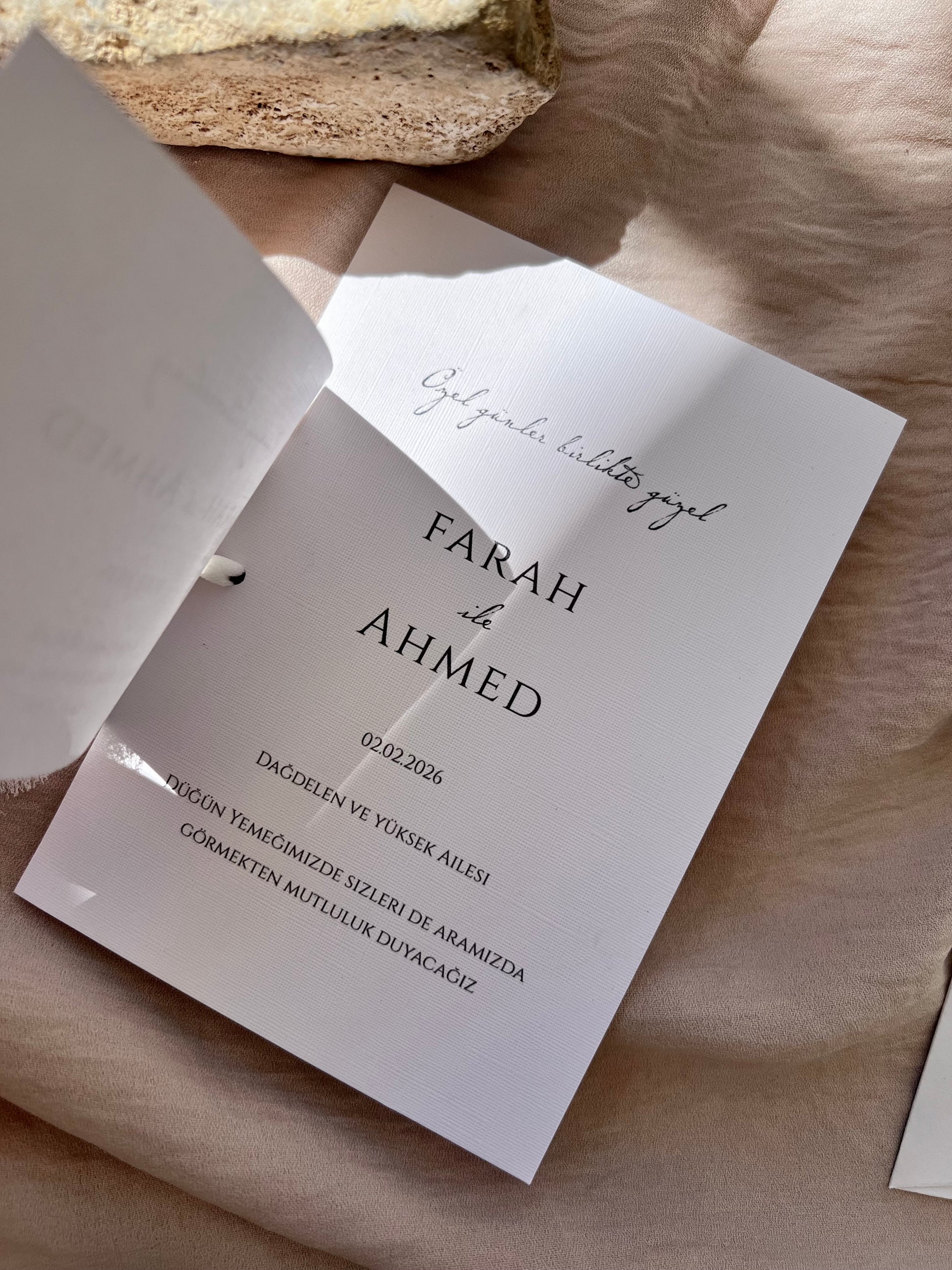 Herz an Herz - Hochzeitseinladung Weiss mit Trockenblume und Seidenband - Detailkarte inklusive