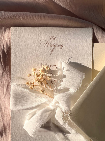Romantische Vintage Hochzeitseinladung mit Trockenblume, zartem Design & Seidenband