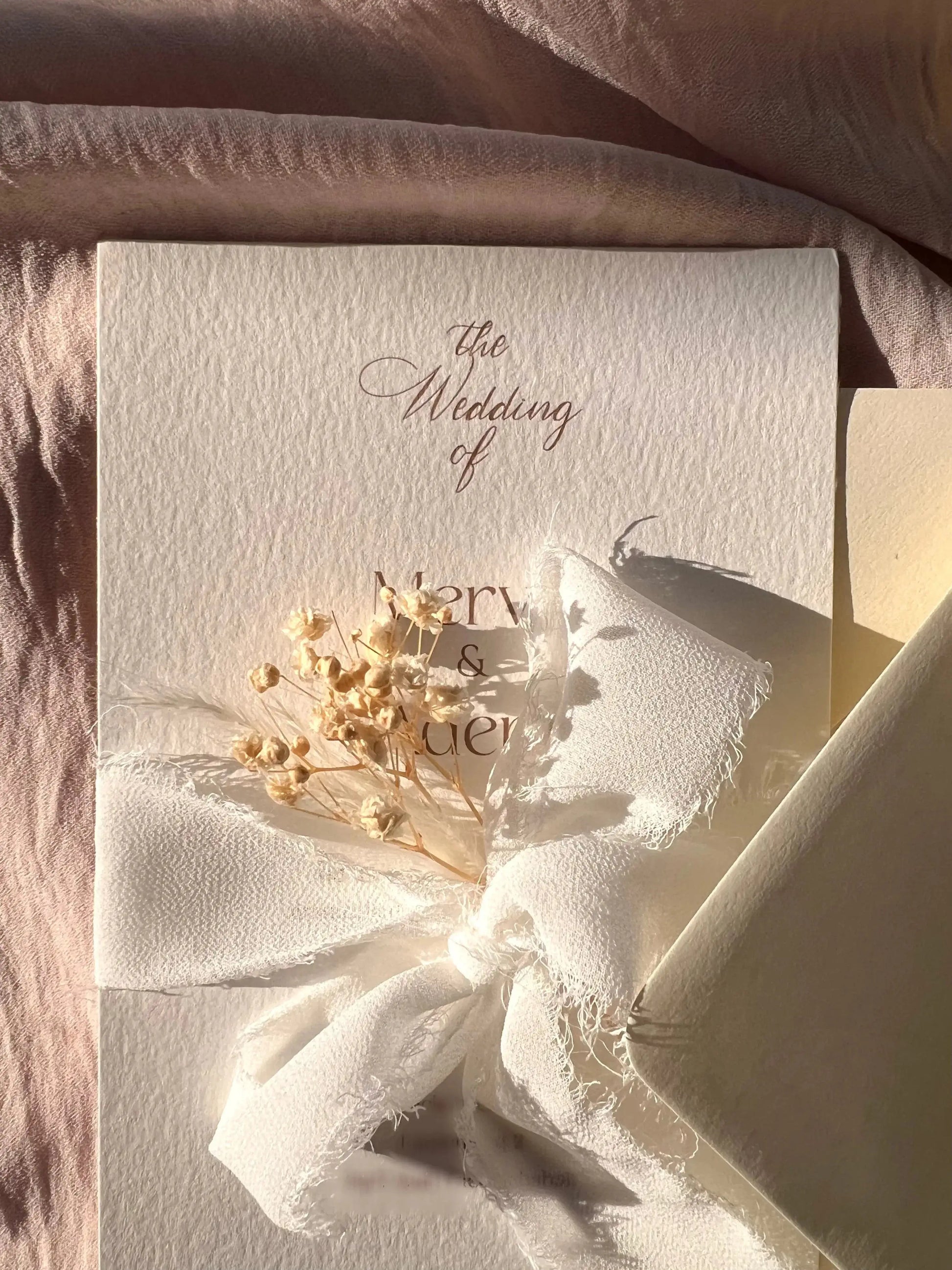 Romantische Vintage Hochzeitseinladung mit Trockenblume, zartem Design & Seidenband