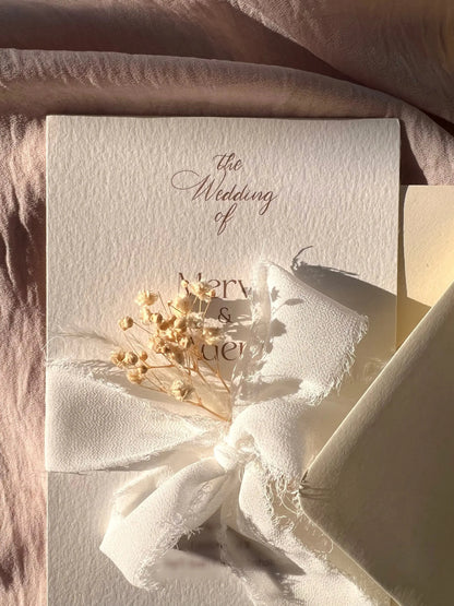 Romantische Vintage Hochzeitseinladung mit Trockenblume, zartem Design & Seidenband