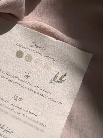 Hochzeitseinladung auf Büttenpapier mit zarter Baumwollstruktur & aquarell Blumenzweig