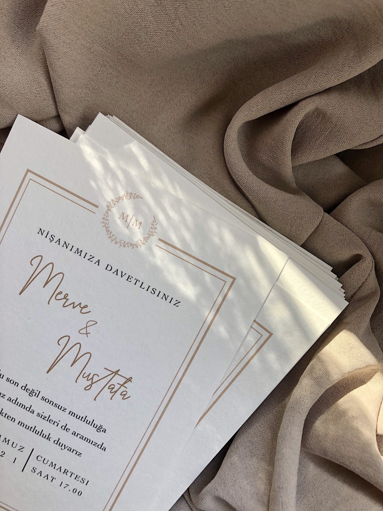 Klassische Einladungen im minimalistischen Design mit goldenem Rahmen