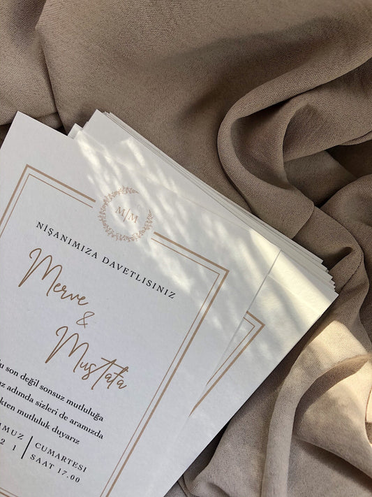 Klassische Einladungen im minimalistischen Design mit goldenem Rahmen