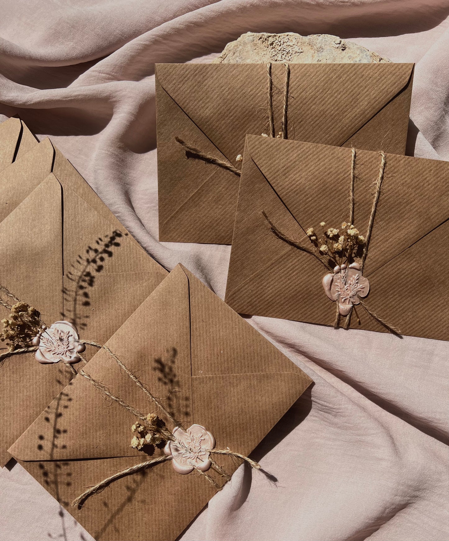Einladungsset rustikal mit versiegelten Kraftpapier Umschlägen und Trockenblume