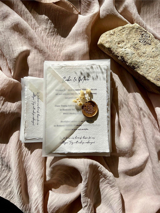 Handgeschöpftes Büttenpapier mit zerissenem Rand, goldenem Siegelwachs und getrockneten Blumen, Transparente Umschläge