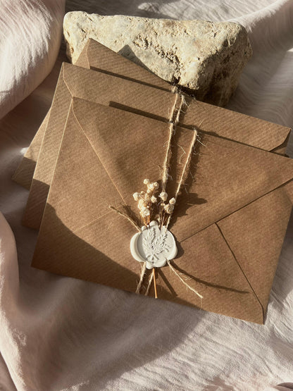 Einladungsset rustikal mit versiegelten Kraftpapier Umschlägen und Trockenblume