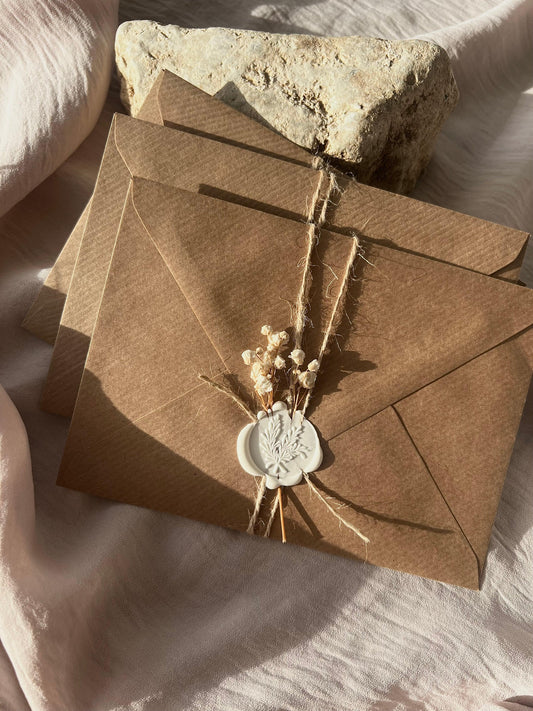 Einladungsset rustikal mit versiegelten Kraftpapier Umschlägen und Trockenblume