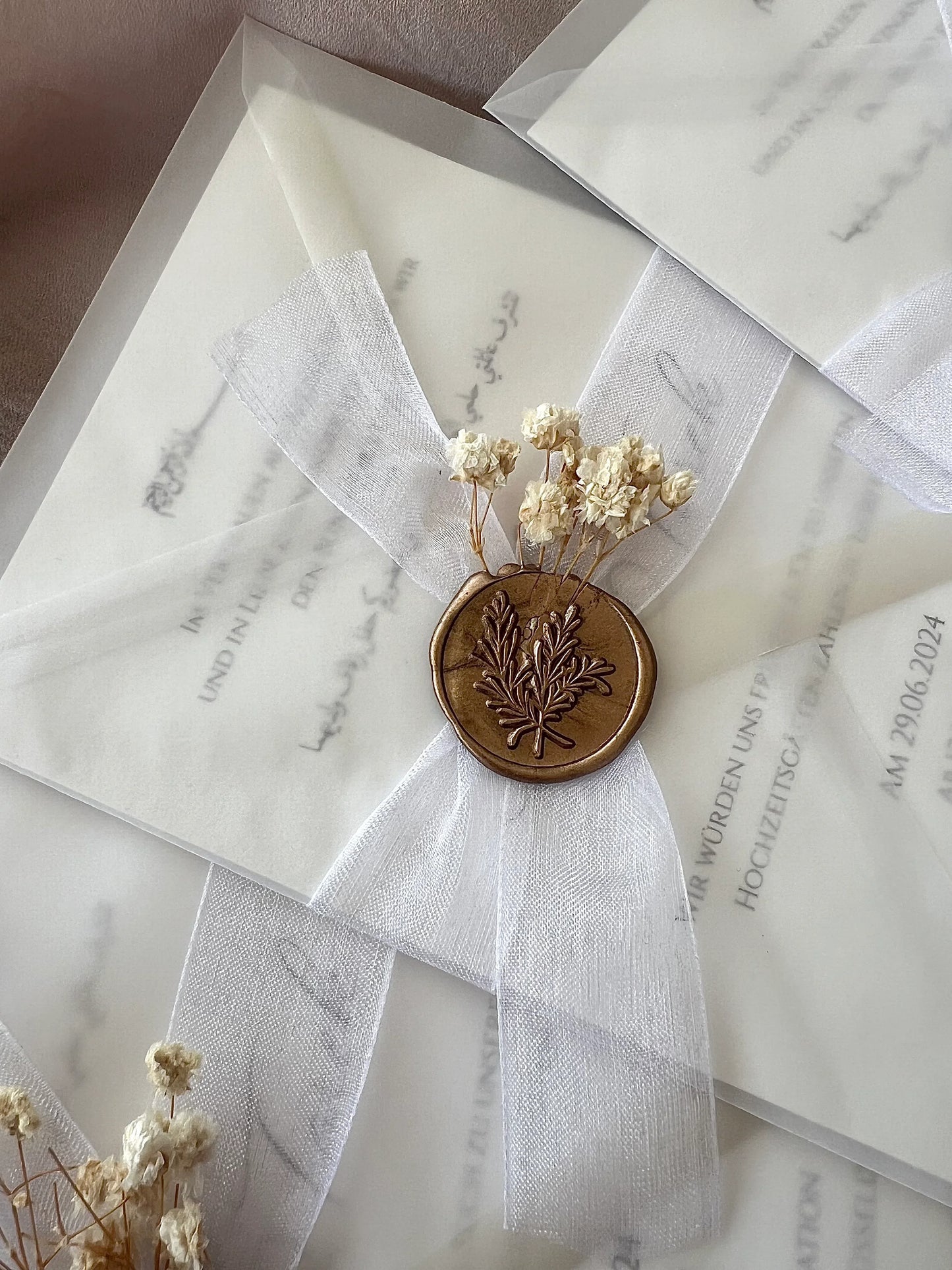 Hochzeitseinladung mit Trockenblume, Wachssiegel und transparenten Umschlägen