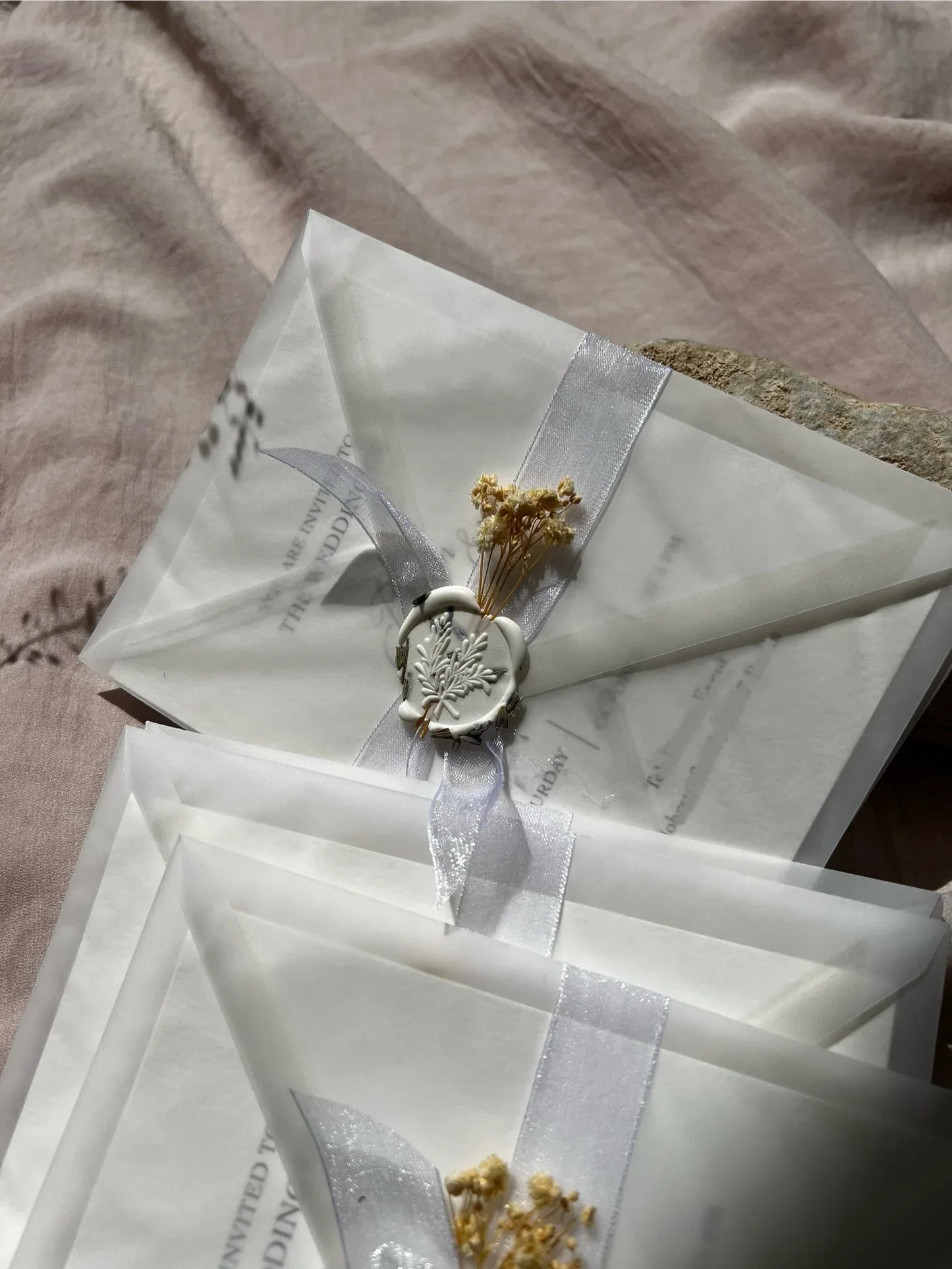 Hochzeitseinladung Weißer Blütentraum mit Trockenblume, Wachssiegel und transparenten Umschlägen