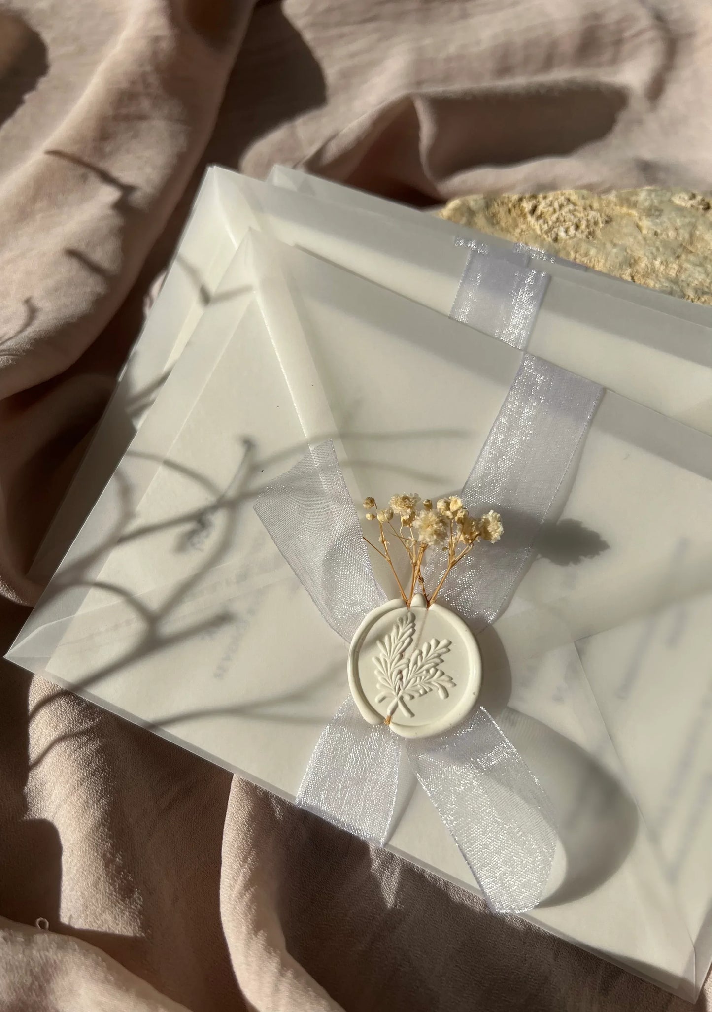 Hochzeitseinladung Weißer Blütentraum mit Trockenblume, Wachssiegel und transparenten Umschlägen