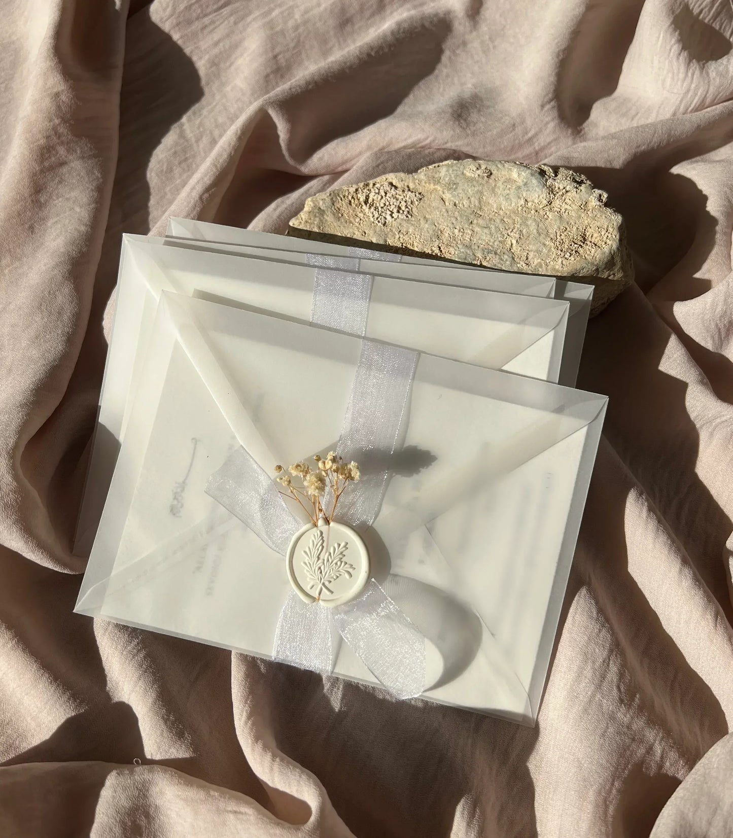 Hochzeitseinladung Weißer Blütentraum mit Trockenblume, Wachssiegel und transparenten Umschlägen