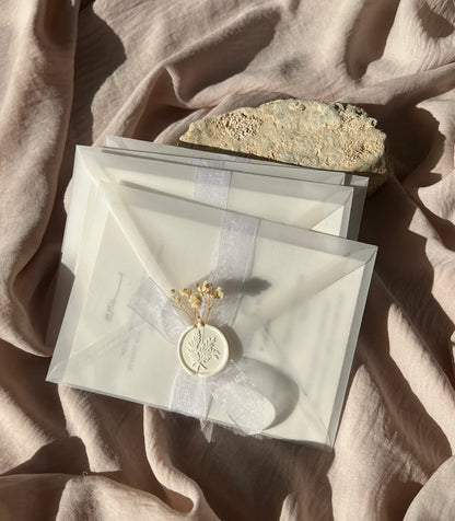 Hochzeitseinladung Weißer Blütentraum mit Trockenblume, Wachssiegel und transparenten Umschlägen