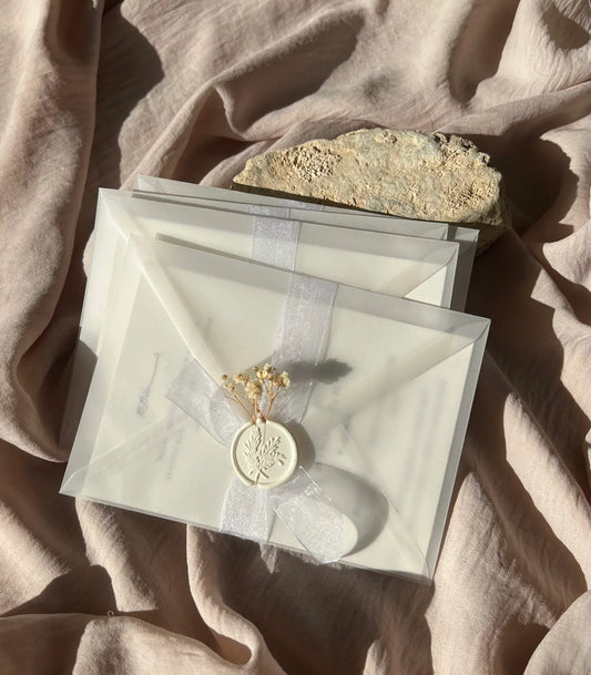 Hochzeitseinladung Weißer Blütentraum mit Trockenblume, Wachssiegel und transparenten Umschlägen