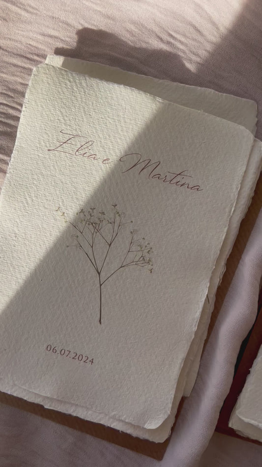 Hochzeitseinladung aus Baumwollpapier mit zerissenem Rand und Schleierkraut