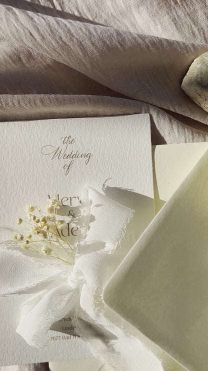 Romantische Vintage Hochzeitseinladung mit Trockenblume, zartem Design & Seidenband