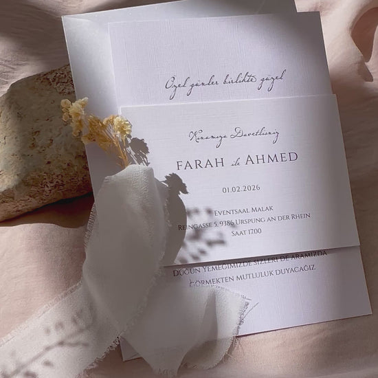 Herz an Herz - Hochzeitseinladung Weiss mit Trockenblume und Seidenband - Detailkarte inklusive