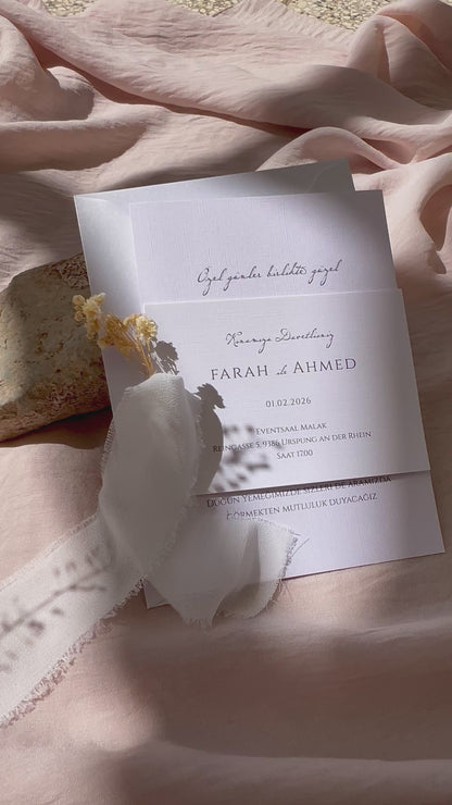 Herz an Herz - Hochzeitseinladung Weiss mit Trockenblume und Seidenband - Detailkarte inklusive