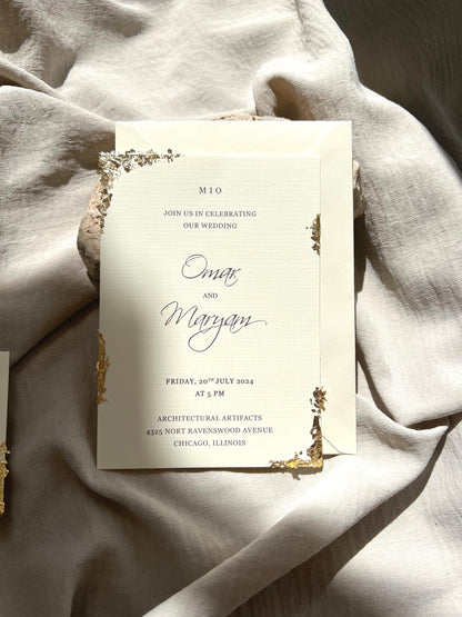 Hochzeitseinladung auf strukturiertem cremefarbenem Papier & Blattgold Imitation