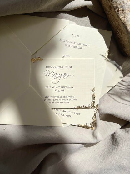 Hochzeitseinladung auf strukturiertem cremefarbenem Papier & Blattgold Imitation